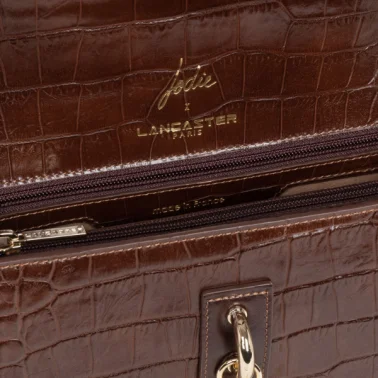 détails en métal doré du sac Jodie x Lancaster marron