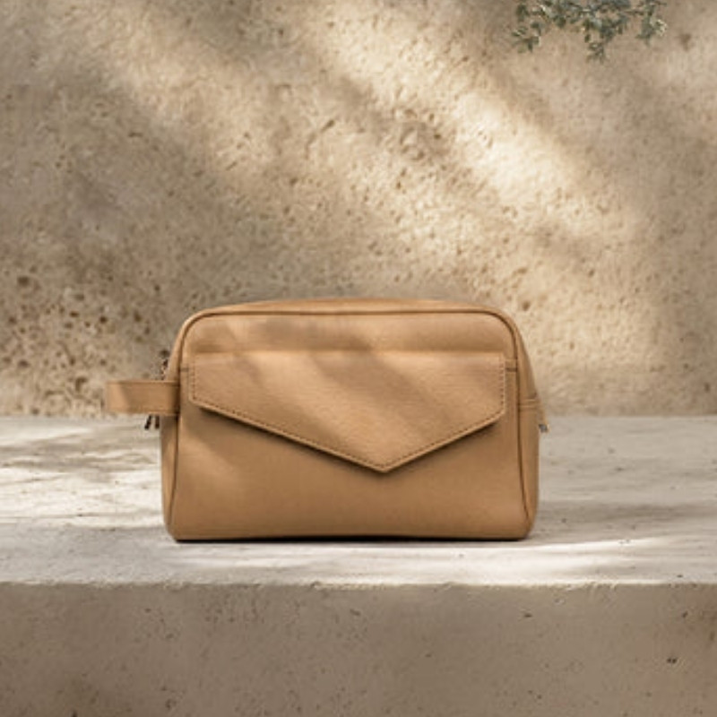 Lancaster – Trousse de toilette en cuir pour femme Zoé x Lancaster Collaboration