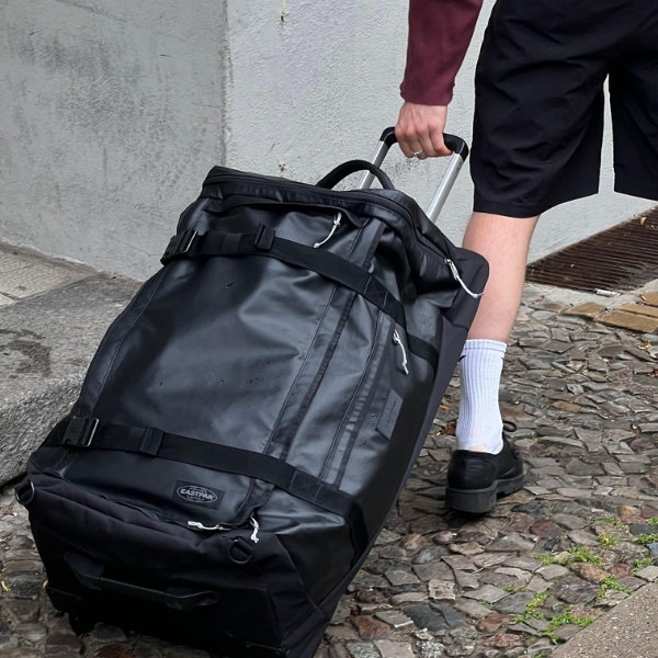 La valise cabine par Eastpak Tranverz S bleu robuste design pratique léger télescopique roulettes