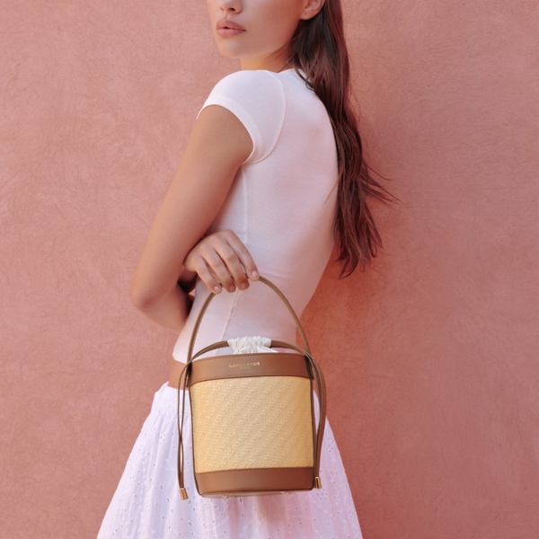 Craquez pour le sac tressé en rotin de lancaster pour l'été 2025