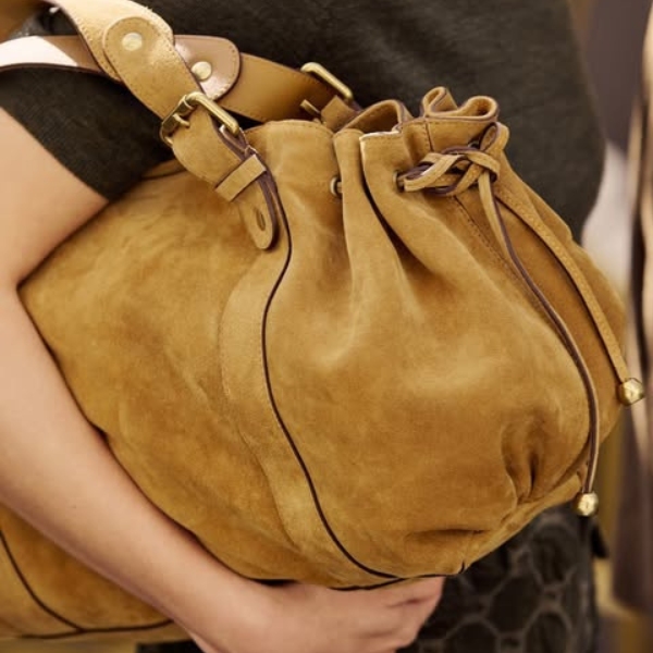 Choisissez le sac en daim cuir pour femme pour sublimer votre été 2025