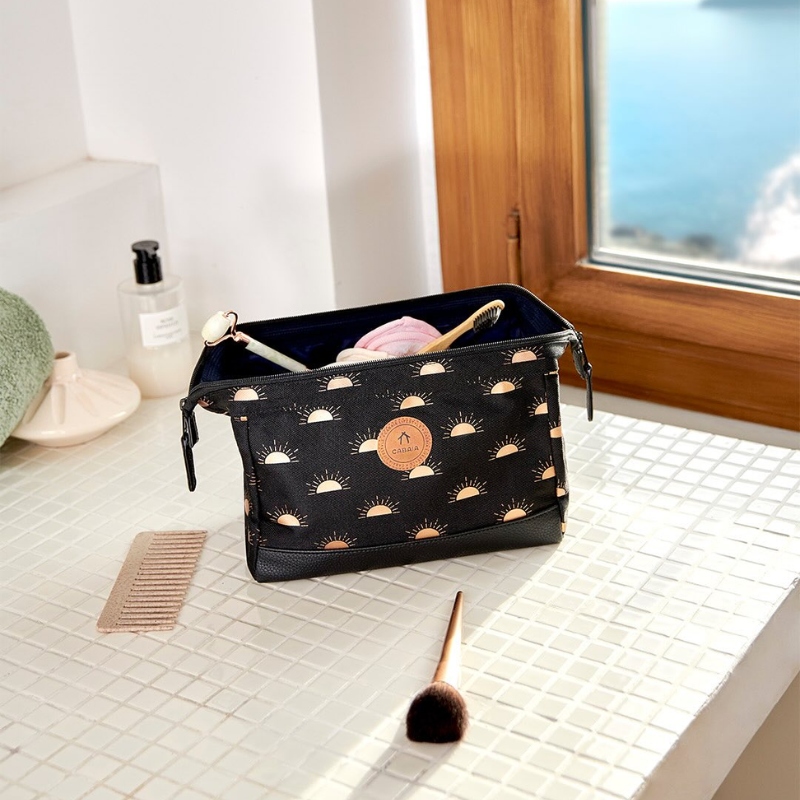 La trousse de toilette cabaia noir avec des soleils dans une salle de bain